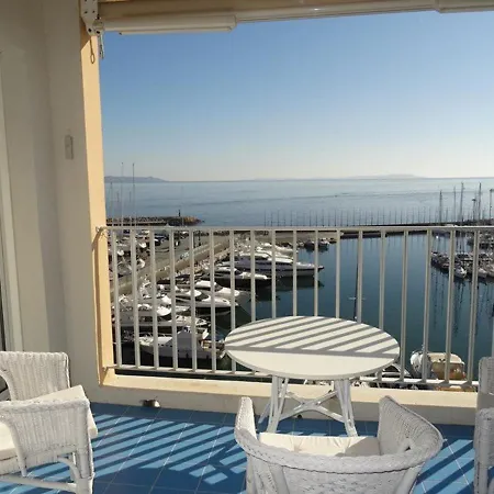 Apartment T2 + Climatise, Proche Et Commerces, Port - Fr-1-335-172 *