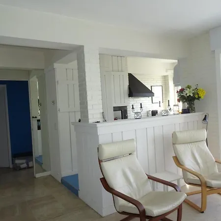 Apartment T2 + Climatise, Proche Et Commerces, Port - Fr-1-335-172